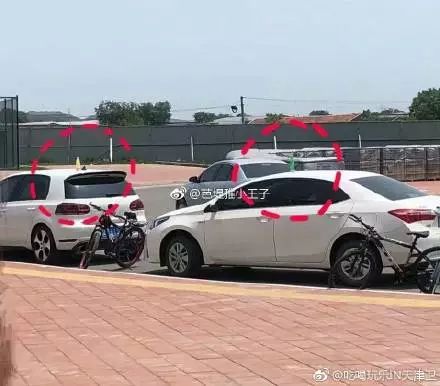 大學(xué)門口車頂放水事件追蹤，理性分析背后的動(dòng)因影響及后續(xù)發(fā)展